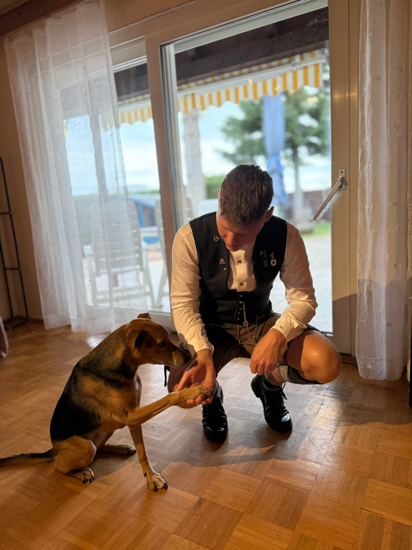 Fabian Küster in Lederhosen with his dog