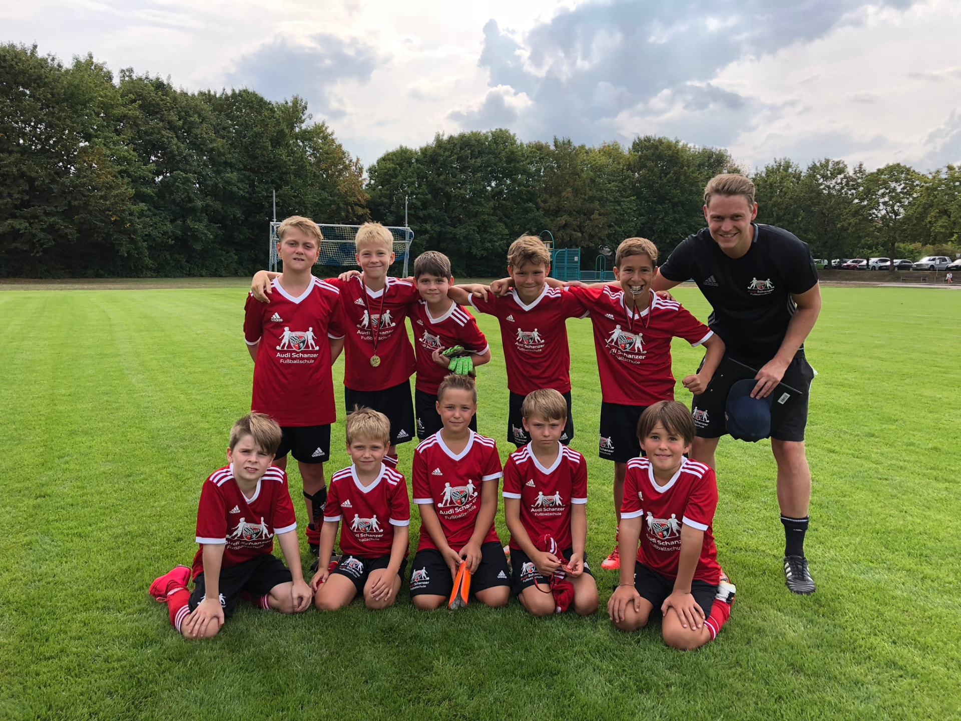 Fabian Küster coaching a youth team after a tournament win