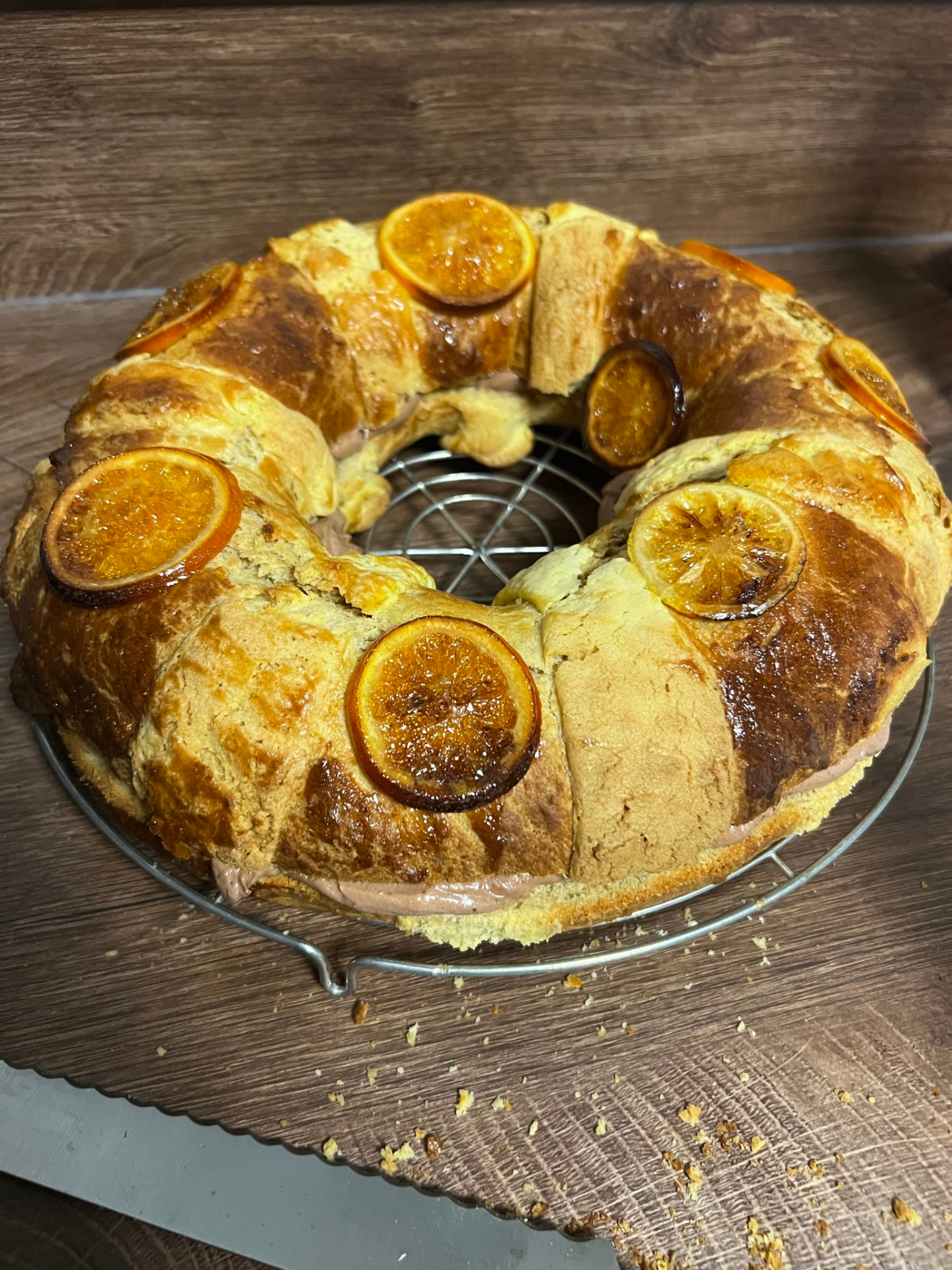 Sweet yeast wreath with caramelised orange slices