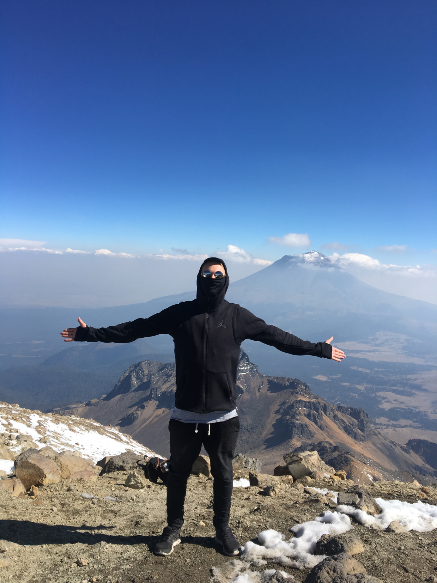 Fabian Küster on a summit with a view of Popocatépetl in Mexico
